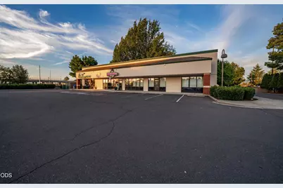 1333 Plaza Boulevard #A/B, Central Point, OR 97502 - Photo 2