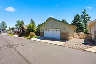 129 N Wheeler Loop, Sisters, OR 97759 - Photo 2