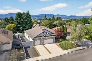 3460 Blue Blossom Dr, Medford, OR 97504 - Photo 4