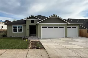 3366 Viewpoint Dr, Medford, OR 97504 - Photo 1