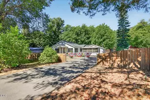 295 W Evans Creek Rd, Rogue River, OR 97537 - Photo 2