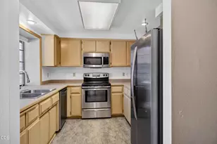 654 Golden Ln, Medford, OR 97504 - Photo 4
