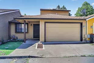 654 Golden Ln, Medford, OR 97504 - Photo 2