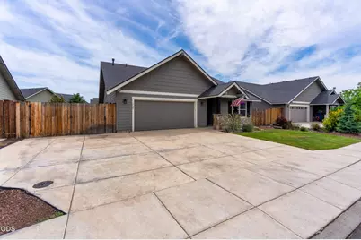 432 NE Oak Avenue, Redmond, OR 97756 - Photo 2