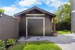 654 NE Providence Dr, Bend, OR 97701 - Photo 32