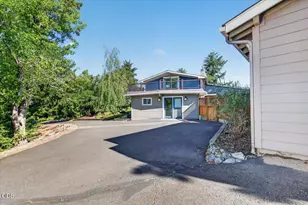 3415 Calle Vista Dr, Medford, OR 97504 - Photo 2