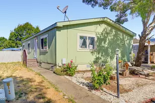 633 E Archwood Dr, Eagle Point, OR 97524 - Photo 2