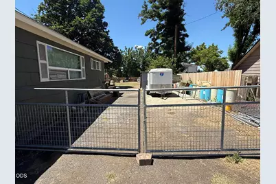 3206 Summers Lane, Klamath Falls, OR 97603 - Photo 2