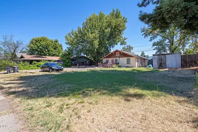 825 W 13th Street, Medford, OR 97501 - Photo 2