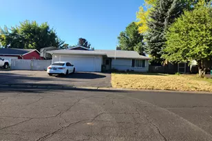 5201 Laurelwood Dr, Klamath Falls, OR 97603 - Photo 2