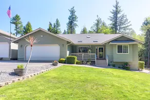 141 N Lappland Dr, Grants Pass, OR 97527 - Photo 2