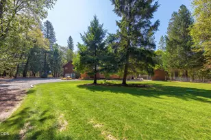 737 Pinecrest Dr, Grants Pass, OR 97526 - Photo 4