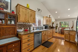737 Pinecrest Dr, Grants Pass, OR 97526 - Photo 10