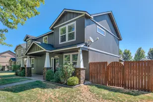 1320 NE 3rd St, Redmond, OR 97756 - Photo 2