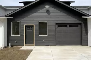 203 Bogey Ln, Eagle Point, OR 97524 - Photo 2