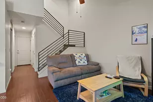 37 N Mountain Ave, Ashland, OR 97520 - Photo 2