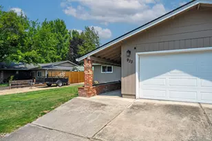 933 Rose Valley Dr, Central Point, OR 97502 - Photo 4