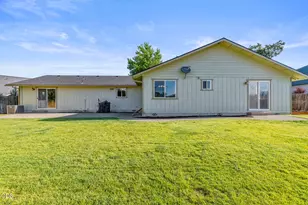 36 Wildwood Dr, Eagle Point, OR 97524 - Photo 10