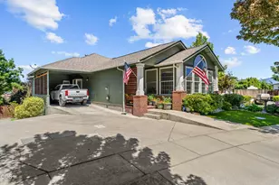 830 SW Bryn Ct, Grants Pass, OR 97527 - Photo 4
