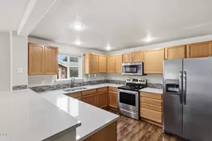 2213 SW 22nd St, Redmond, OR 97756 - Photo 2