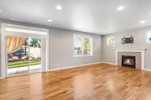20496 SE Clover Crst Ct, Bend, OR 97702 - Photo 2
