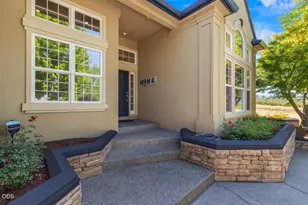 1072 Castlewood Dr, Medford, OR 97504 - Photo 14