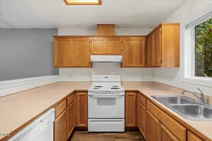 1955 SW Betty Ln, Grants Pass, OR 97526 - Photo 10