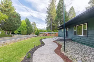 388 Genverna Glen, Grants Pass, OR 97527 - Photo 4