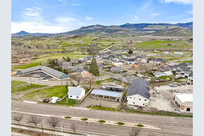 214 N Pacific Highway, Talent, OR 97540 - Photo 16