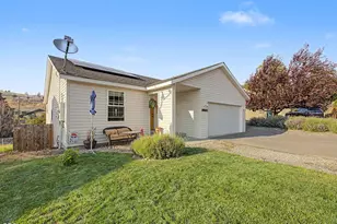 2348 James Martin Ct, Klamath Falls, OR 97601 - Photo 2