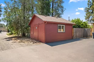 105 Maple St, Phoenix, OR 97535 - Photo 28