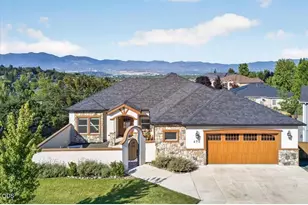 670 Forest Ridge Dr, Medford, OR 97504 - Photo 1