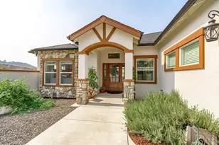 670 Forest Ridge Dr, Medford, OR 97504 - Photo 6