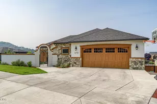 670 Forest Ridge Dr, Medford, OR 97504 - Photo 2