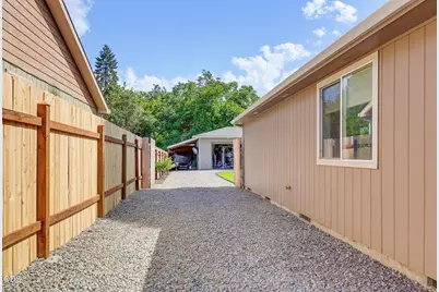 848 Forest Glen Drive, Central Point, OR 97502 - Photo 4