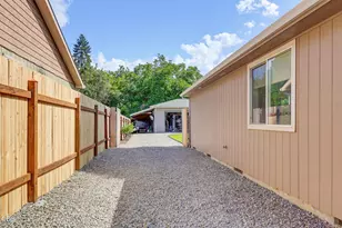 848 Forest Glen Dr, Central Point, OR 97502 - Photo 4