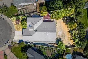 209 N W Stone Fly Ct, Grants Pass, OR 97526 - Photo 2