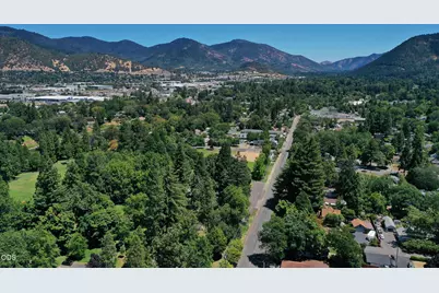 289 E Park Street, Grants Pass, OR 97527 - Photo 48