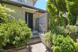 39 N Mountain Ave, Ashland, OR 97520 - Photo 1