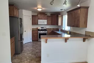 2470 Herrington Way, Medford, OR 97504 - Photo 6