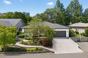 2446 Heritage Way, Medford, OR 97504 - Photo 2