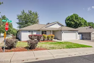 11 Devonwood Ct, Eagle Point, OR 97524 - Photo 2