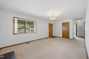 1711 SW 17th St, Redmond, OR 97756 - Photo 4