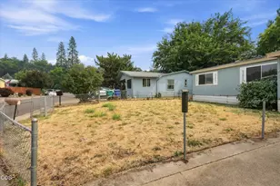 222 Meadow Ln, Eagle Point, OR 97524 - Photo 2