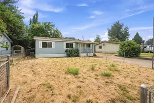 222 Meadow Ln, Eagle Point, OR 97524 - Photo 4