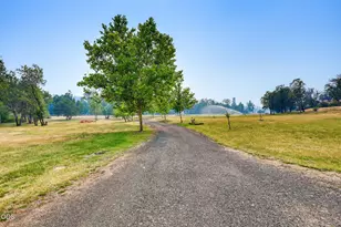 9561 Hwy-140, Eagle Point, OR 97524 - Photo 36