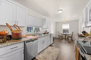 221 Dano Dr, Phoenix, OR 97535 - Photo 6