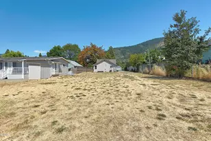 1550 Carnahan Dr, Grants Pass, OR 97527 - Photo 18
