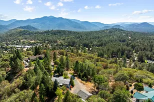 220 Burton Dr, Grants Pass, OR 97527 - Photo 4