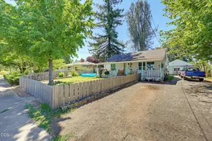 1407 Dakota Ave, Medford, OR 97501 - Photo 1